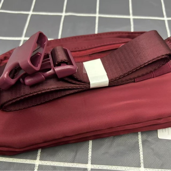 lululemon athletica Men's Deep Red Toiletry Bag - Picture 5 of 6